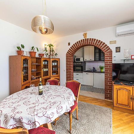 2 Bedroom Beautiful Apartment In Okrug Gornji Trogir Exteriér fotografie